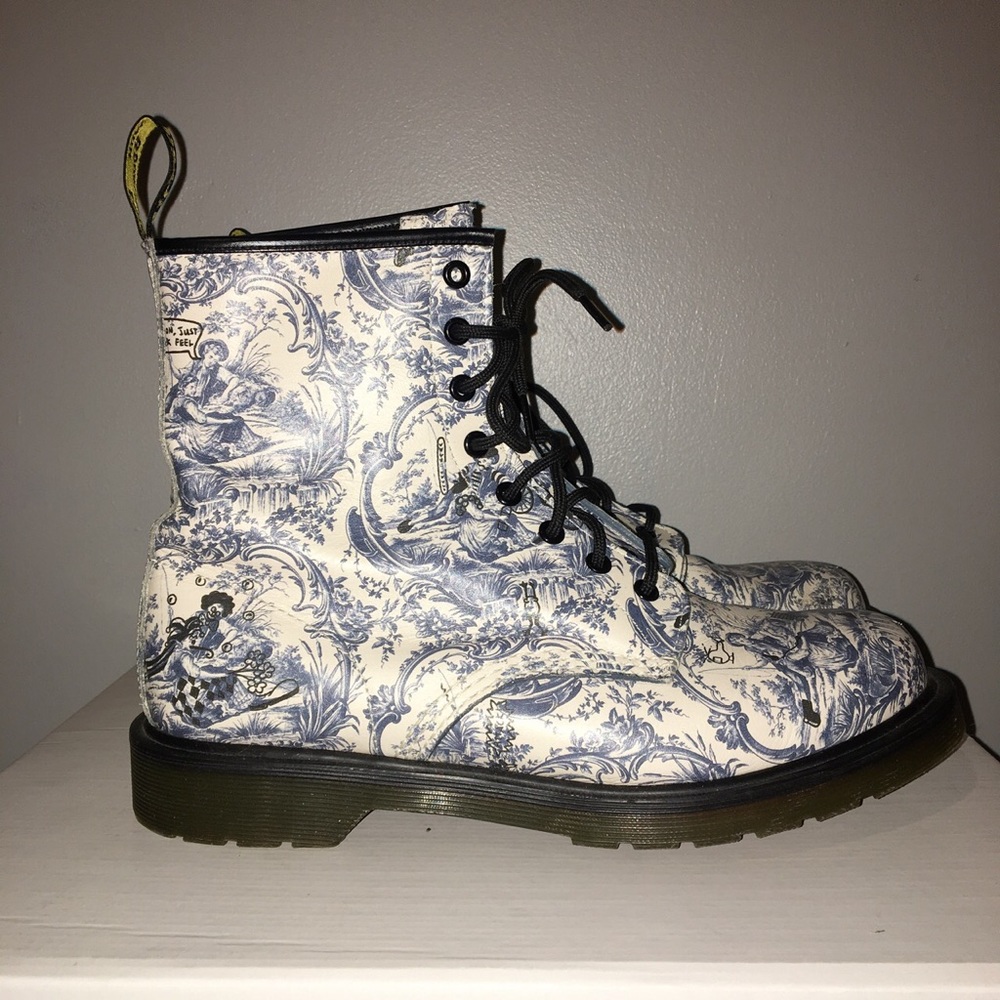 DR. MARTENS 1460 IN BLUE ON WHITE VANDALIZED JOUY